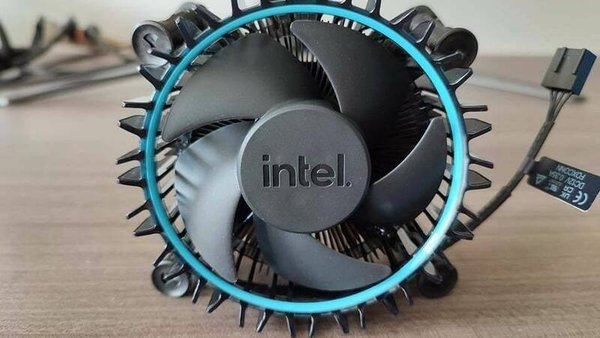Intel i3-12100 con dissipatore Laminar RM1